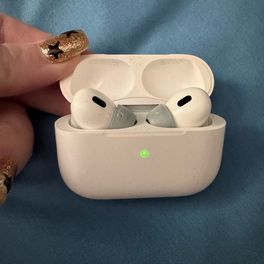 Apple White AirPods Pro (Gen 1). - Picture 2 of 2